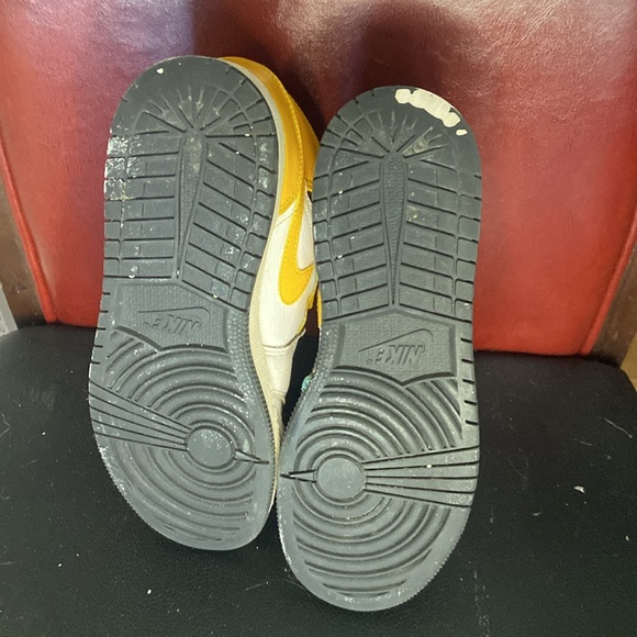Nike Air Jordan - cool yellow and black scheme. Sole is worn. - Picture 6 of 6